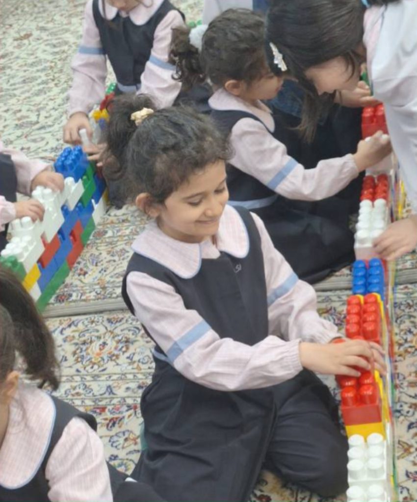 هر لبخند، یک آجر